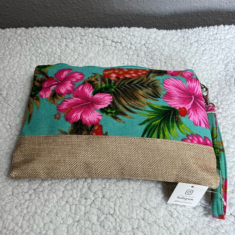 SALE‼️Design by Riah 💗Cosmetics or multi use bag NWT -detachable wristlet strap - Picture 2 of 5